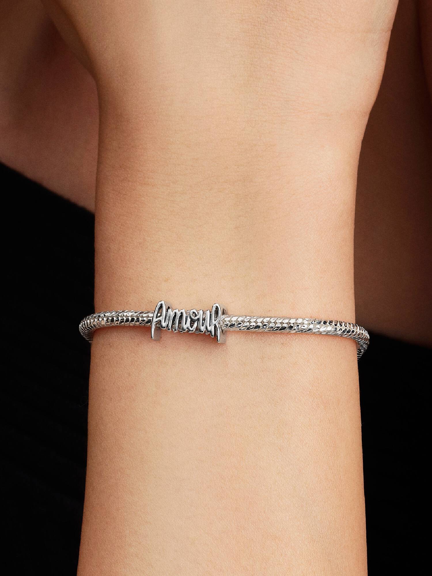 Amour felirat charm