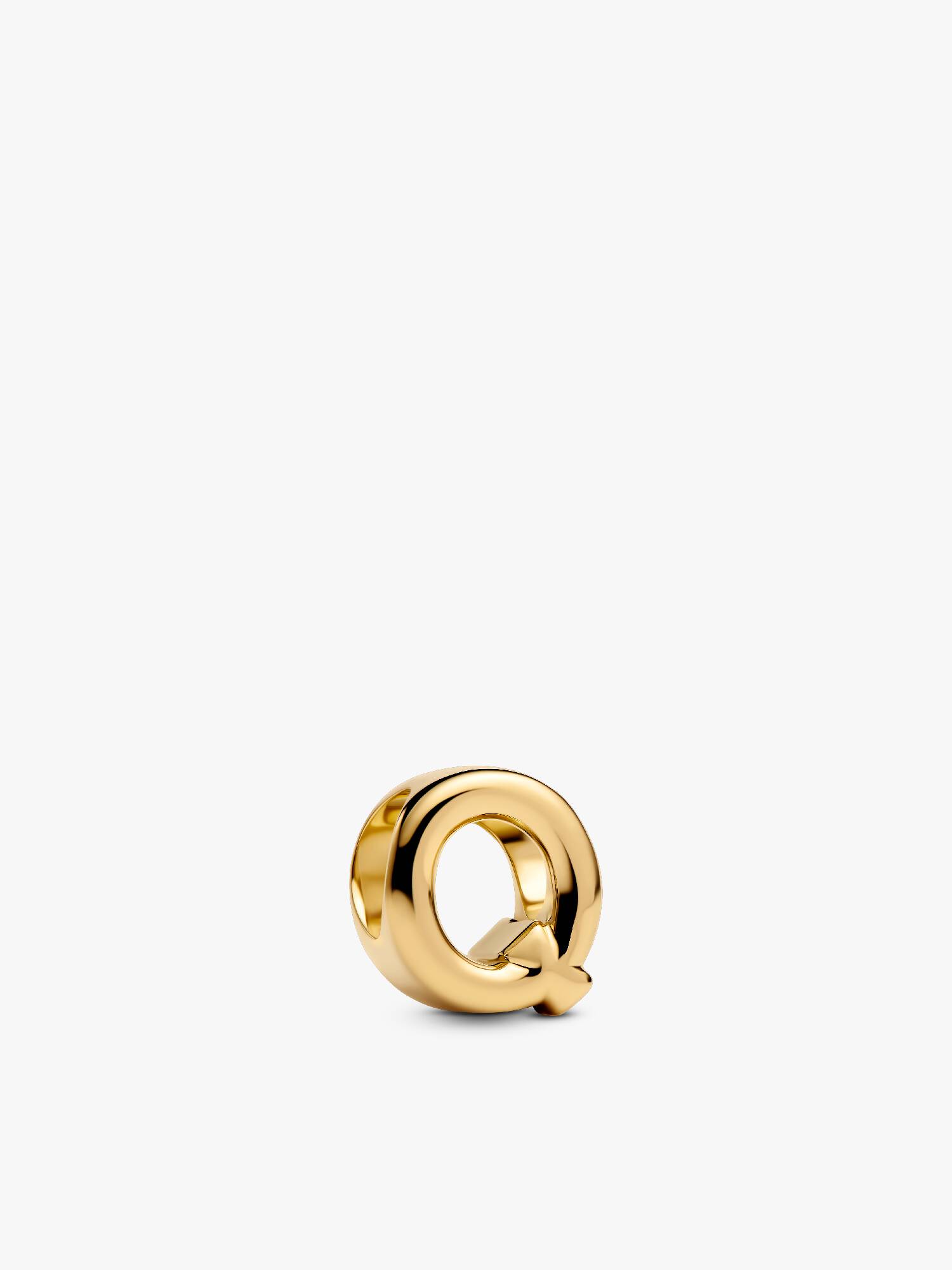 "Q" betű charm