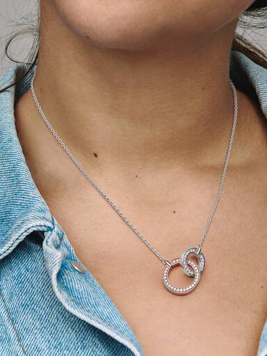 Pandora Signature kéttónusú összefonódó karika nyaklánc