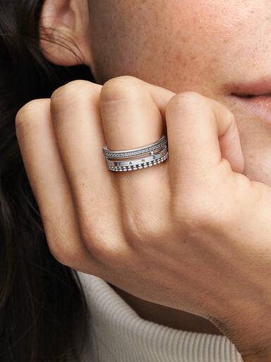 Pandora Signature logó pavé és gyöngyök gyűrű
