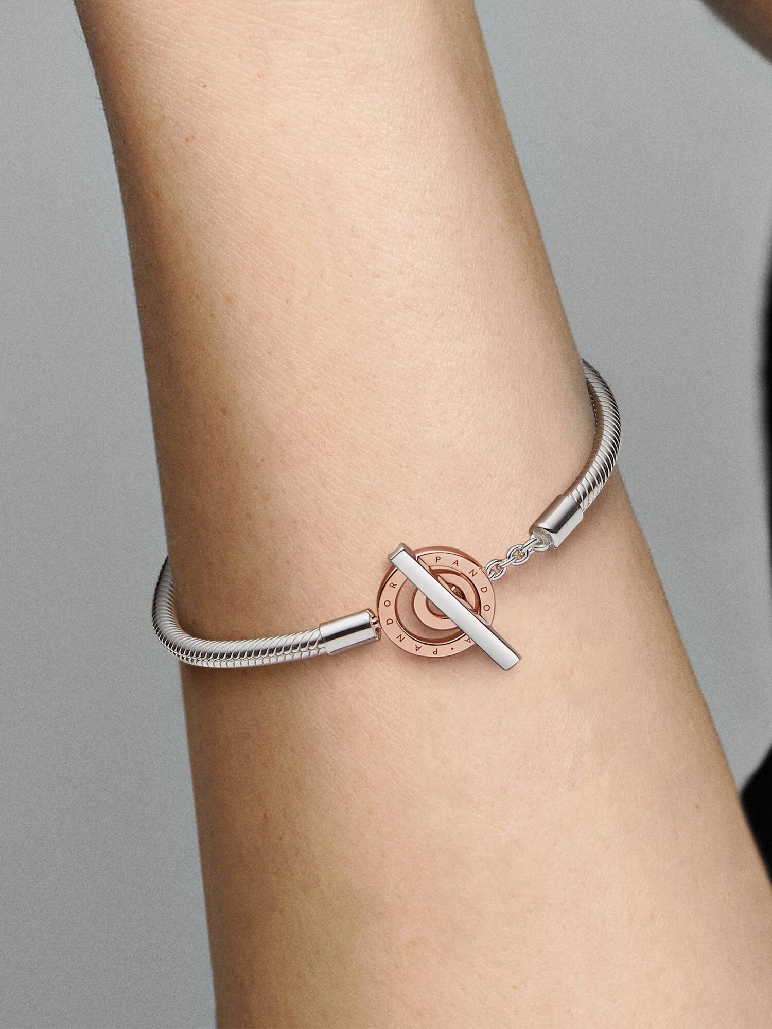 Pandora Signature kéttónusú T-kapcsos kígyólánc karkötő