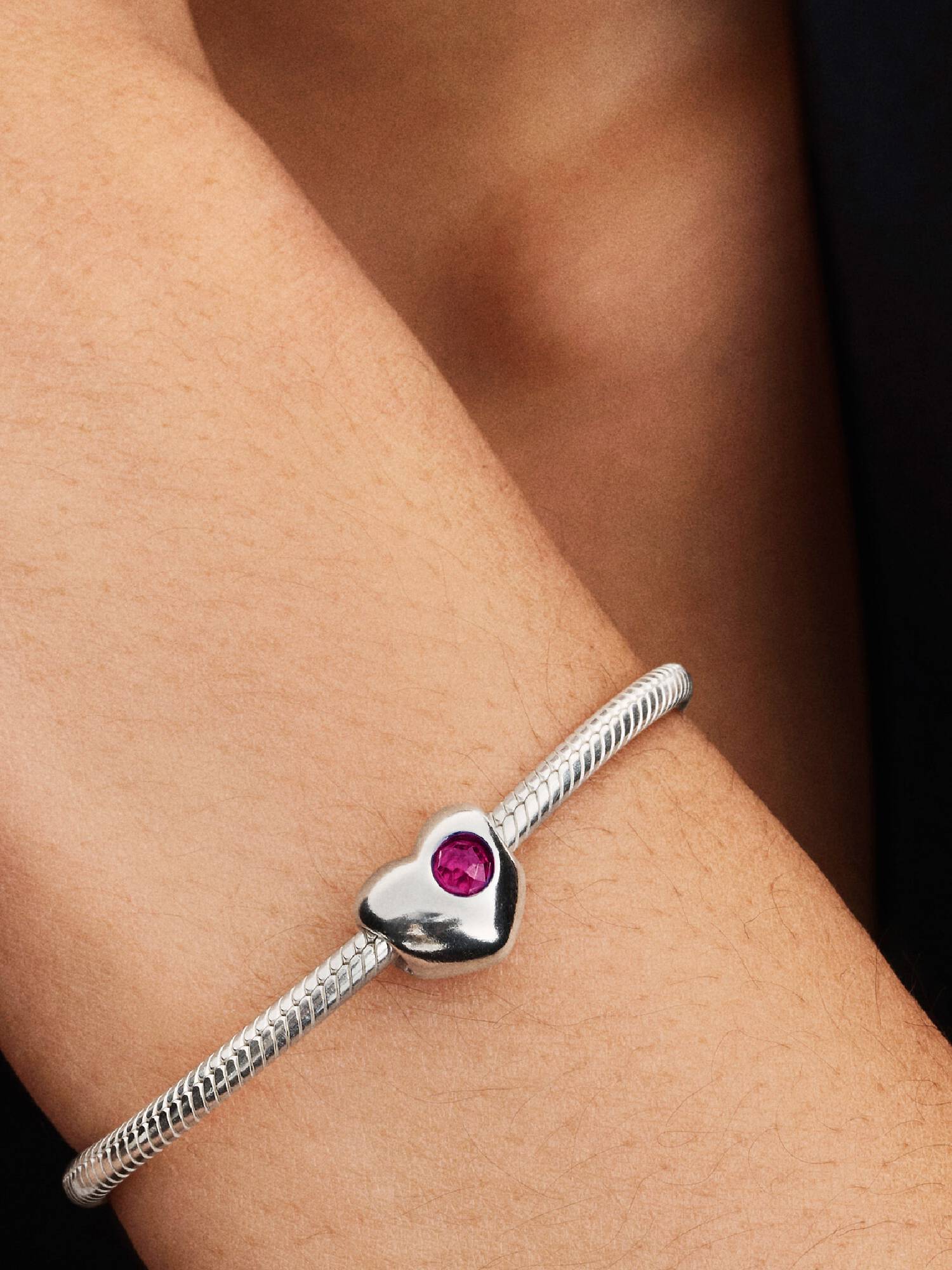 Tiszta vörös köves gravírozható szív charm