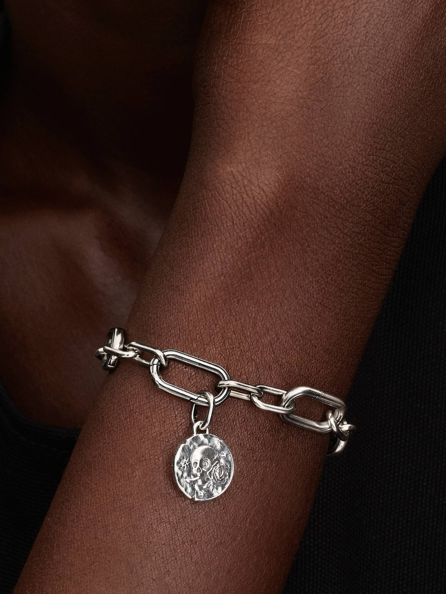 Koponya medál charm