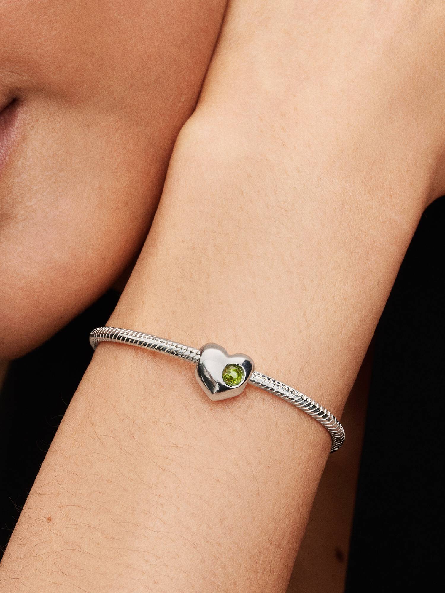 Tavaszzöld köves gravírozható szív charm