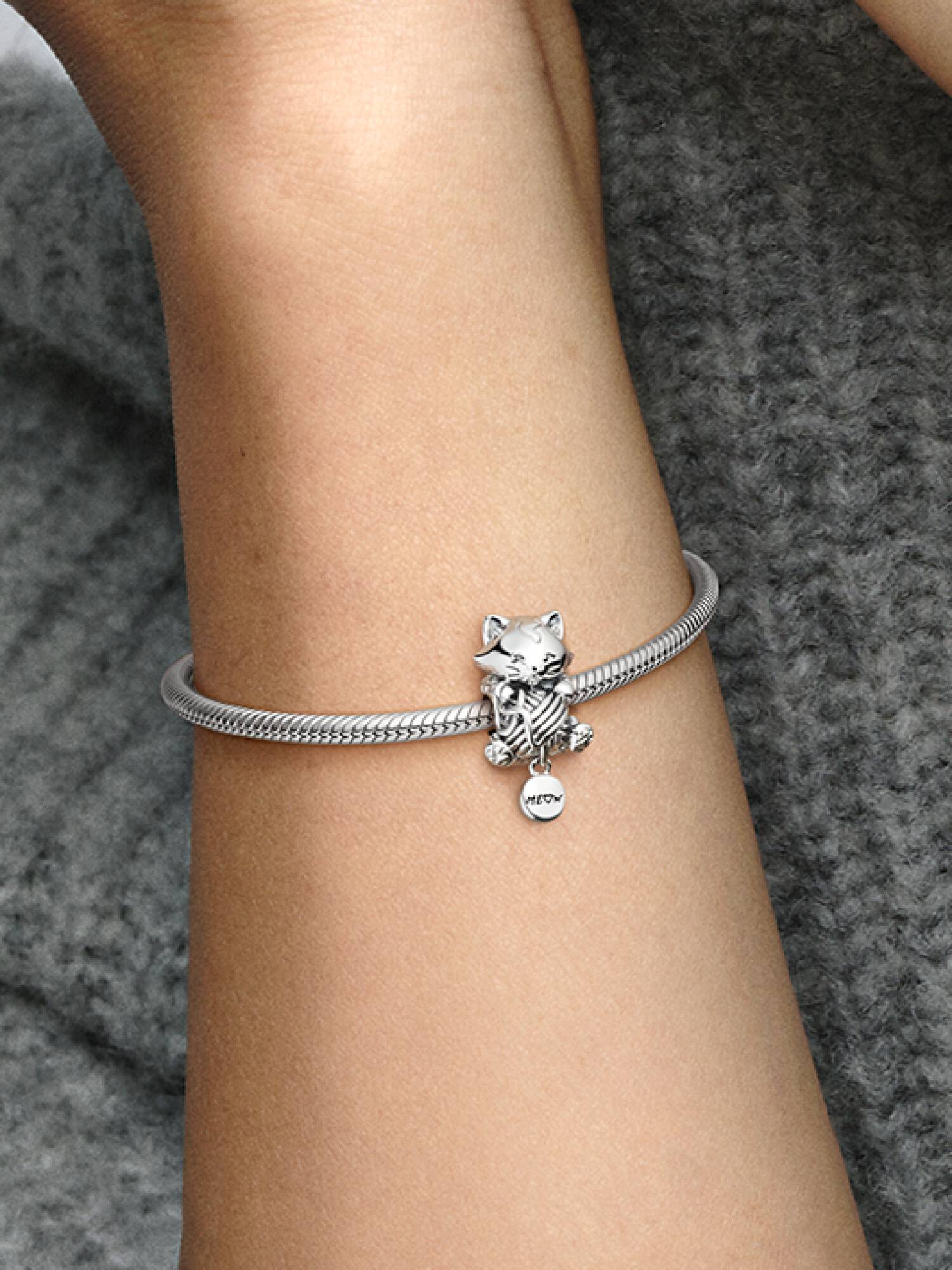 Cica és gombolyag charm