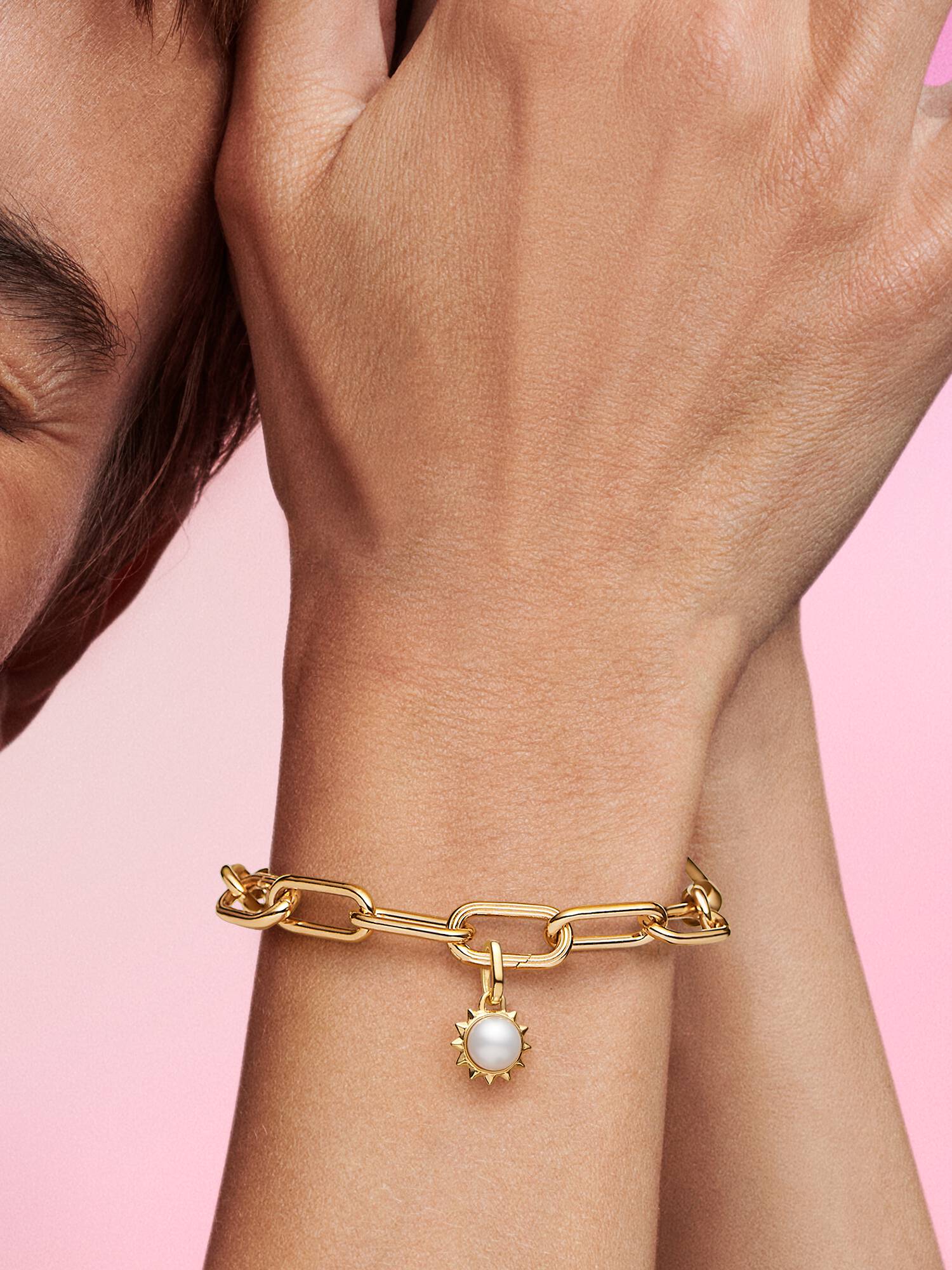 Pandora ME édesvízben tenyésztett gyöngyös nap mini függő charm