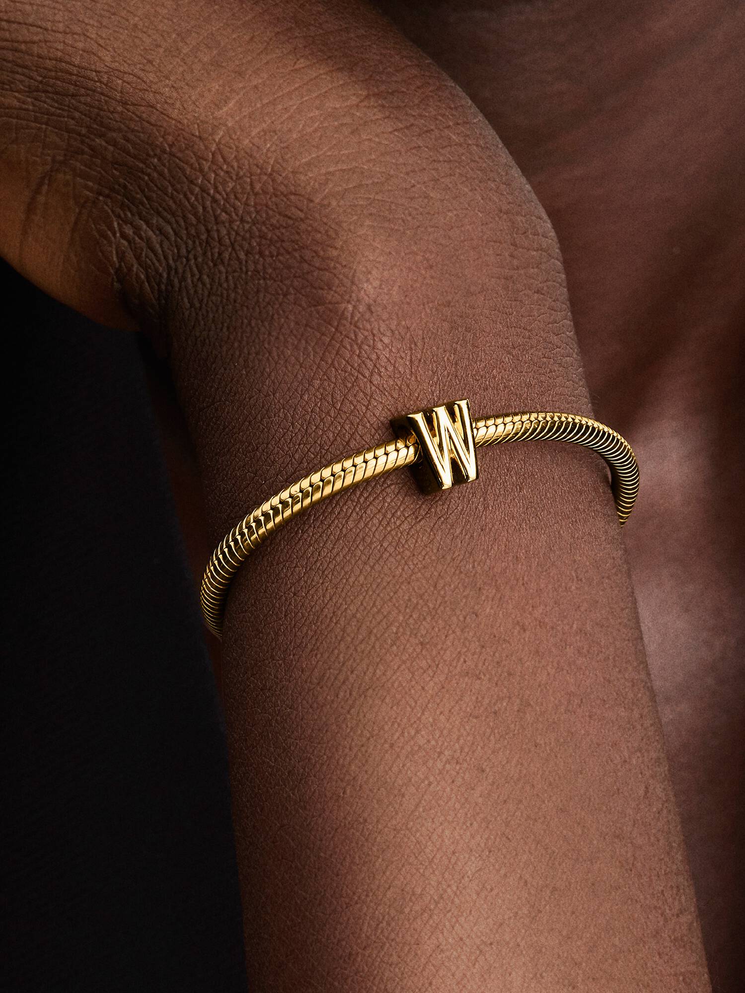 "W" betű charm
