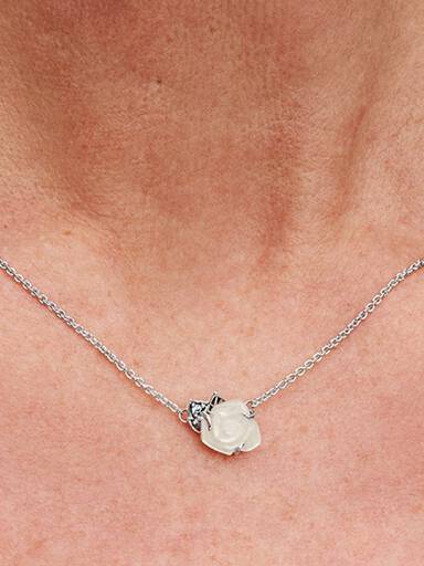 Fehér virágzó rózsa collier nyaklánc
