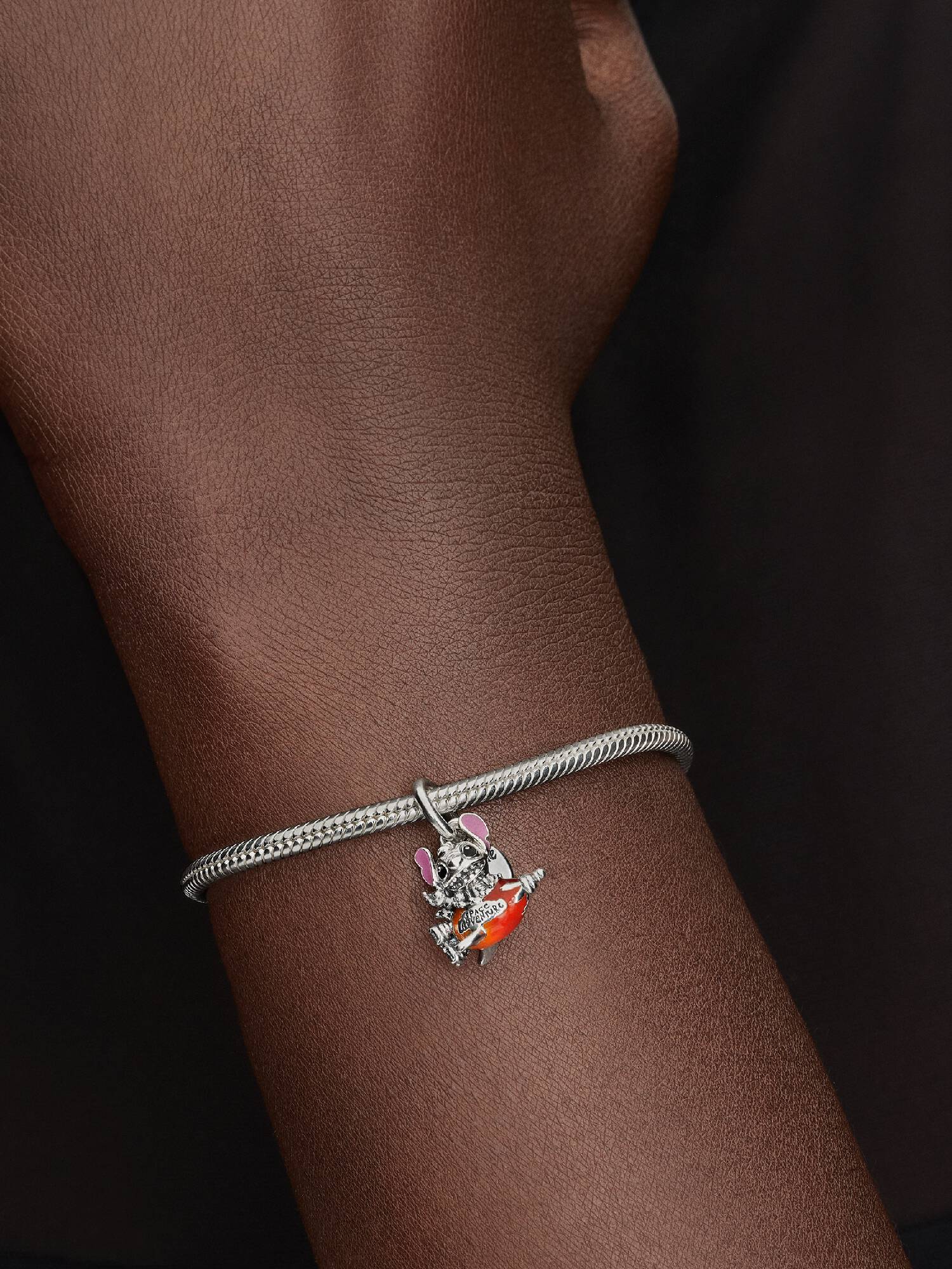 Disney Stitch űrhajó függő charm 