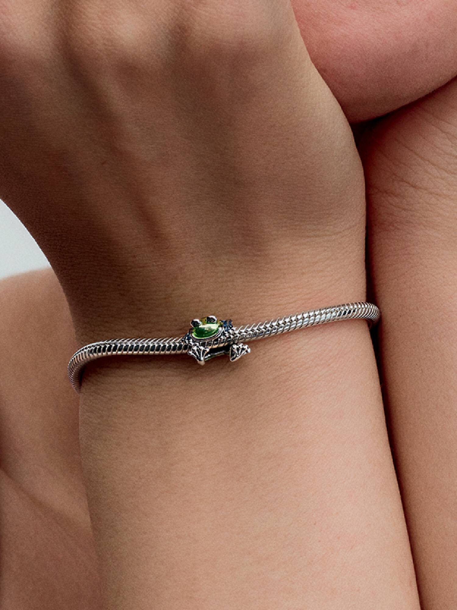 Mászó béka charm