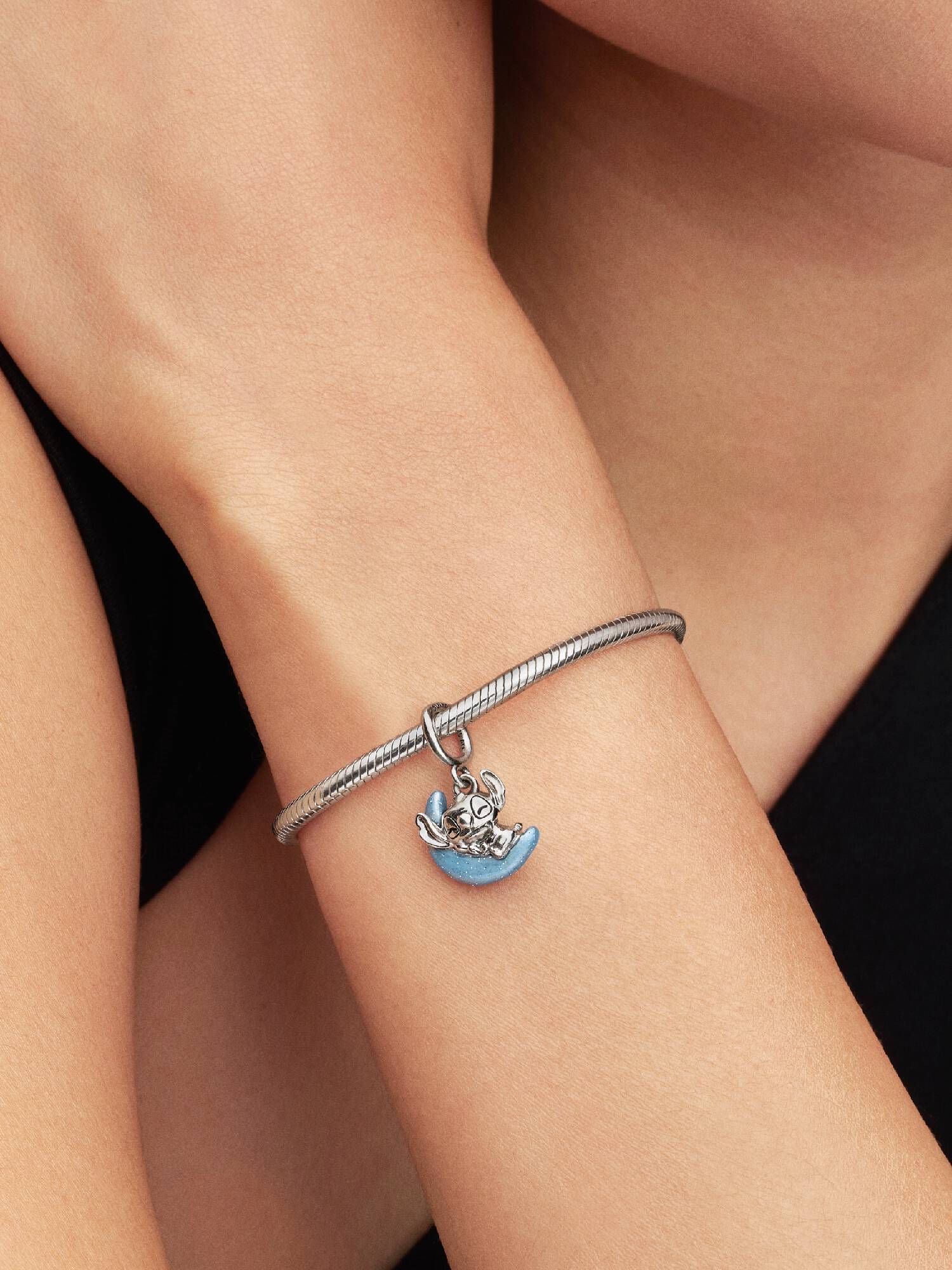 Disney Stitch foszforeszkáló hold függő charm