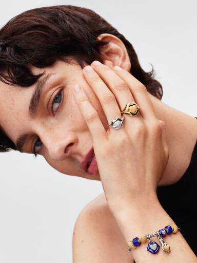Pat McGrath A szeretet keze kombinált fémes hatású függő charm