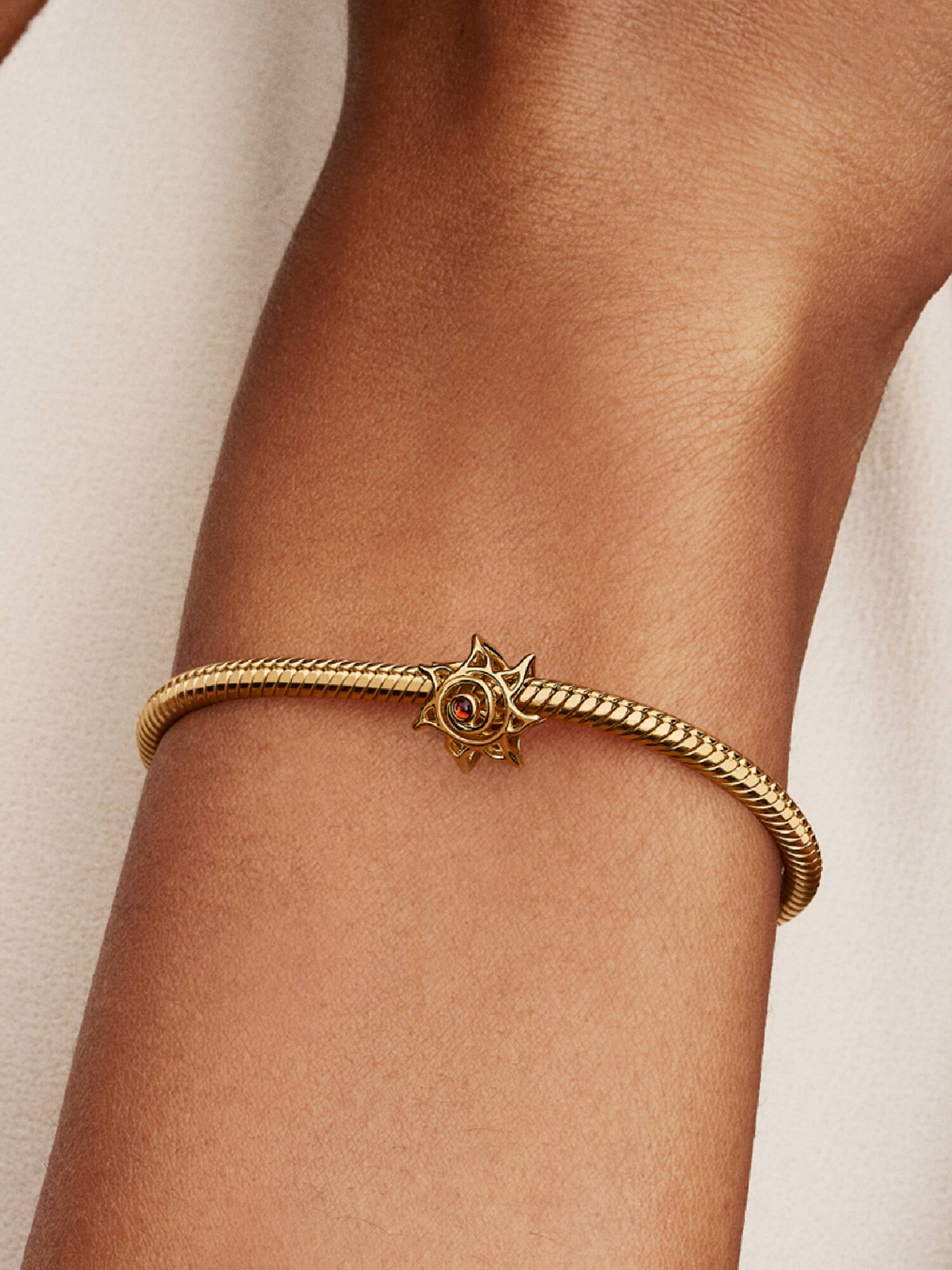 Nap áttört charm 