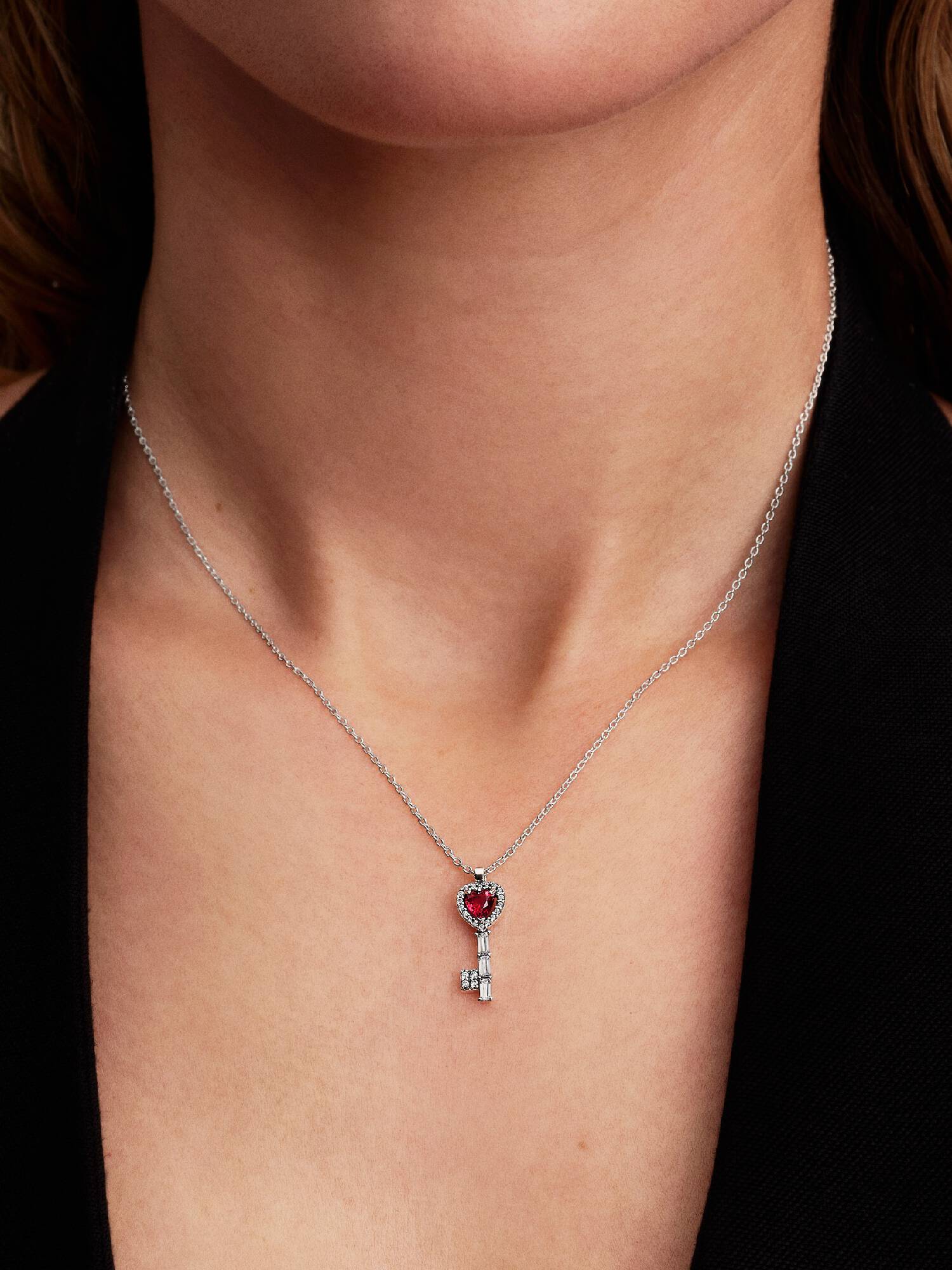 Kiemelt szíves kulcs collier nyaklánc