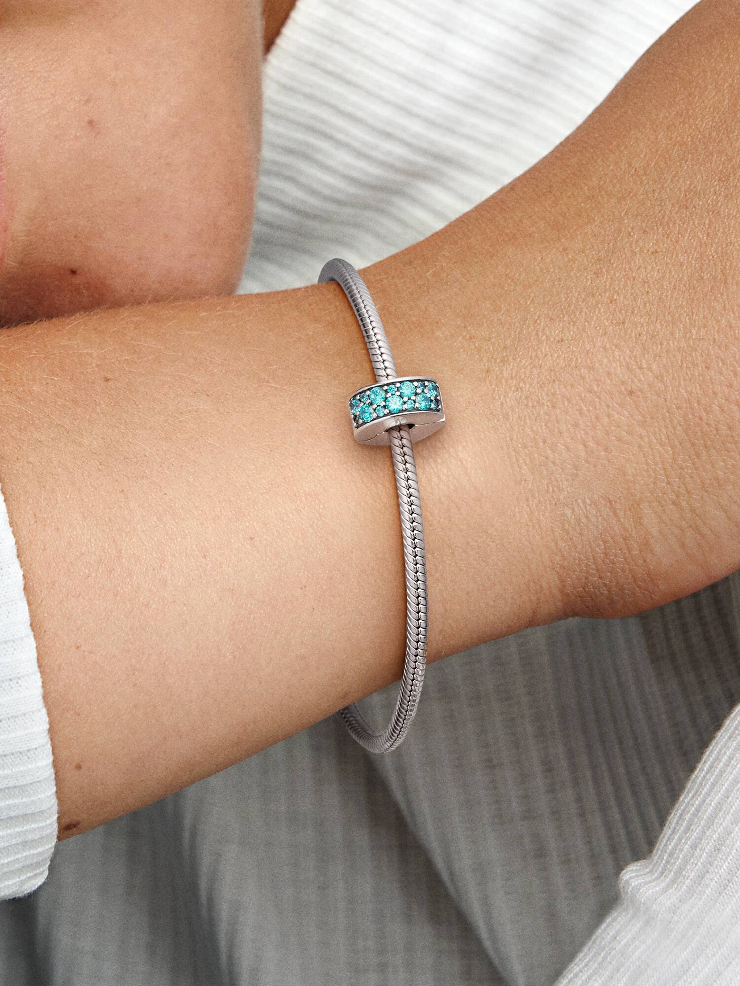 Zöldeskék pavé klip charm