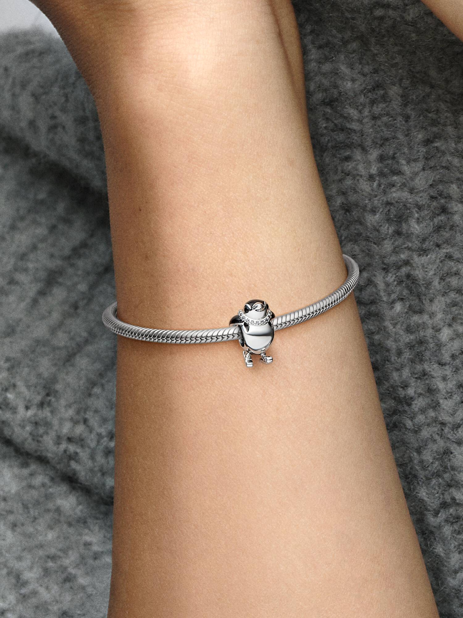 Síelő pingvin charm