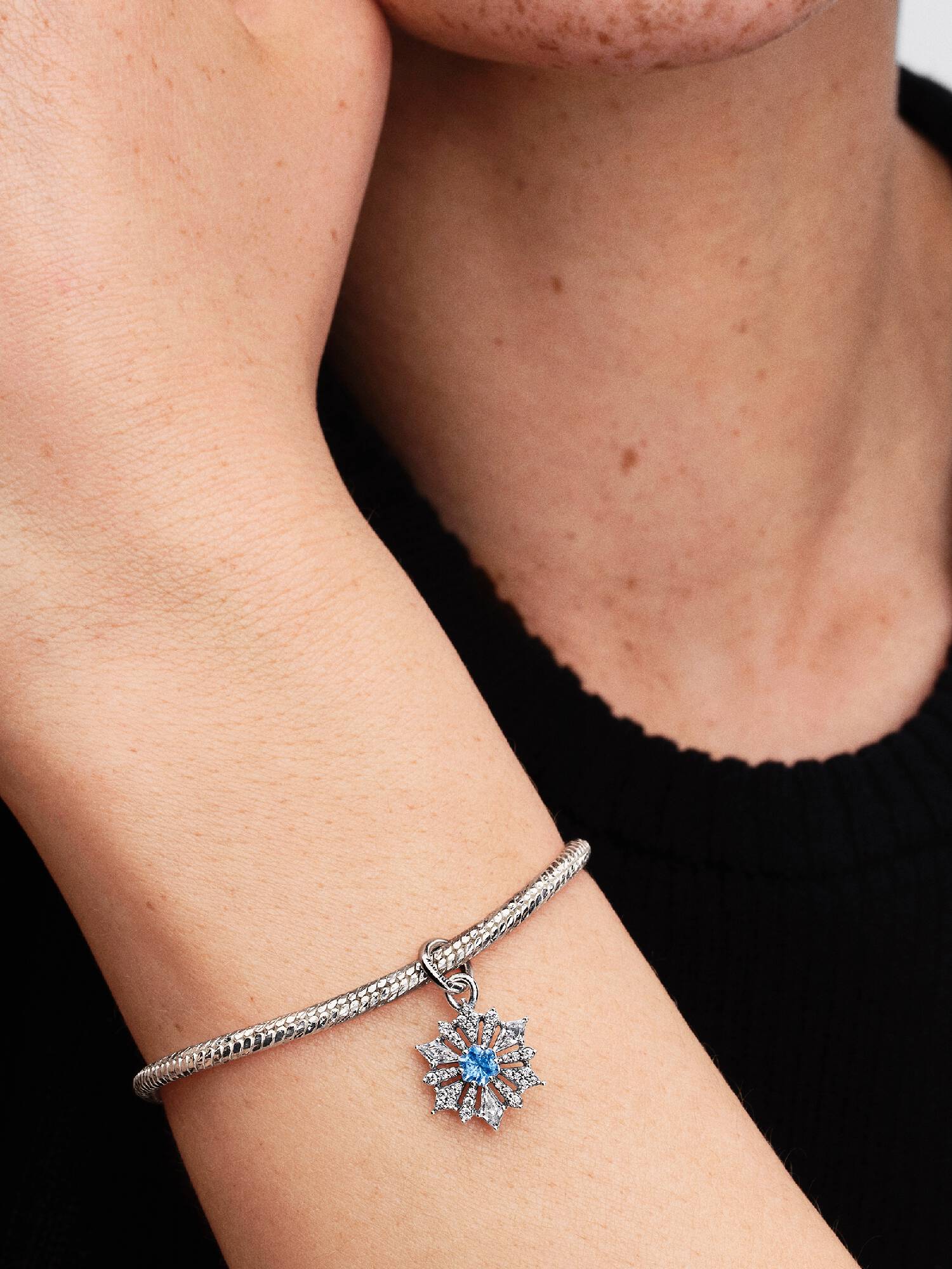 Disney Jégvarázs Elsa királynő hópehely függő charm