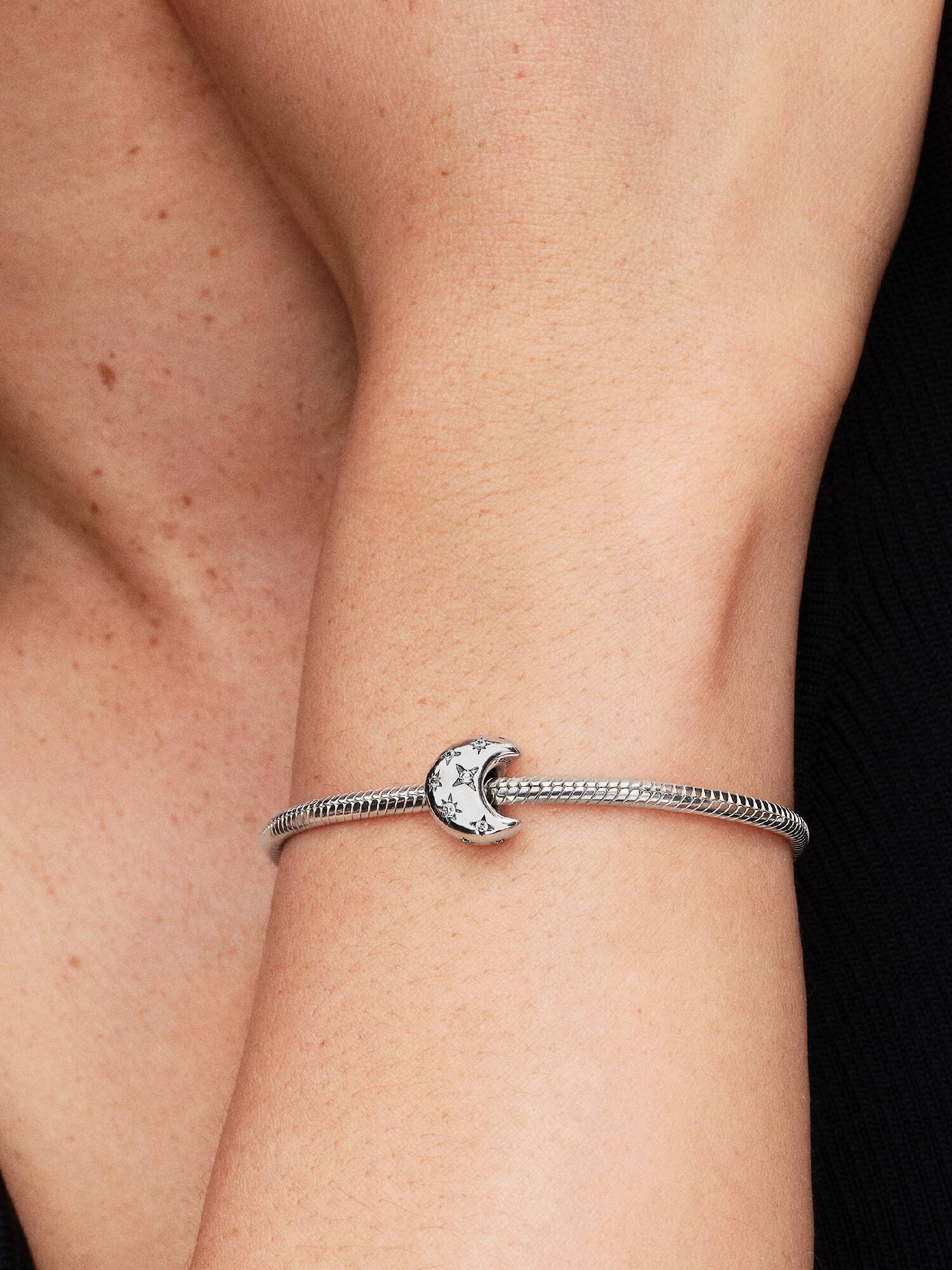 Sarlóhold charm