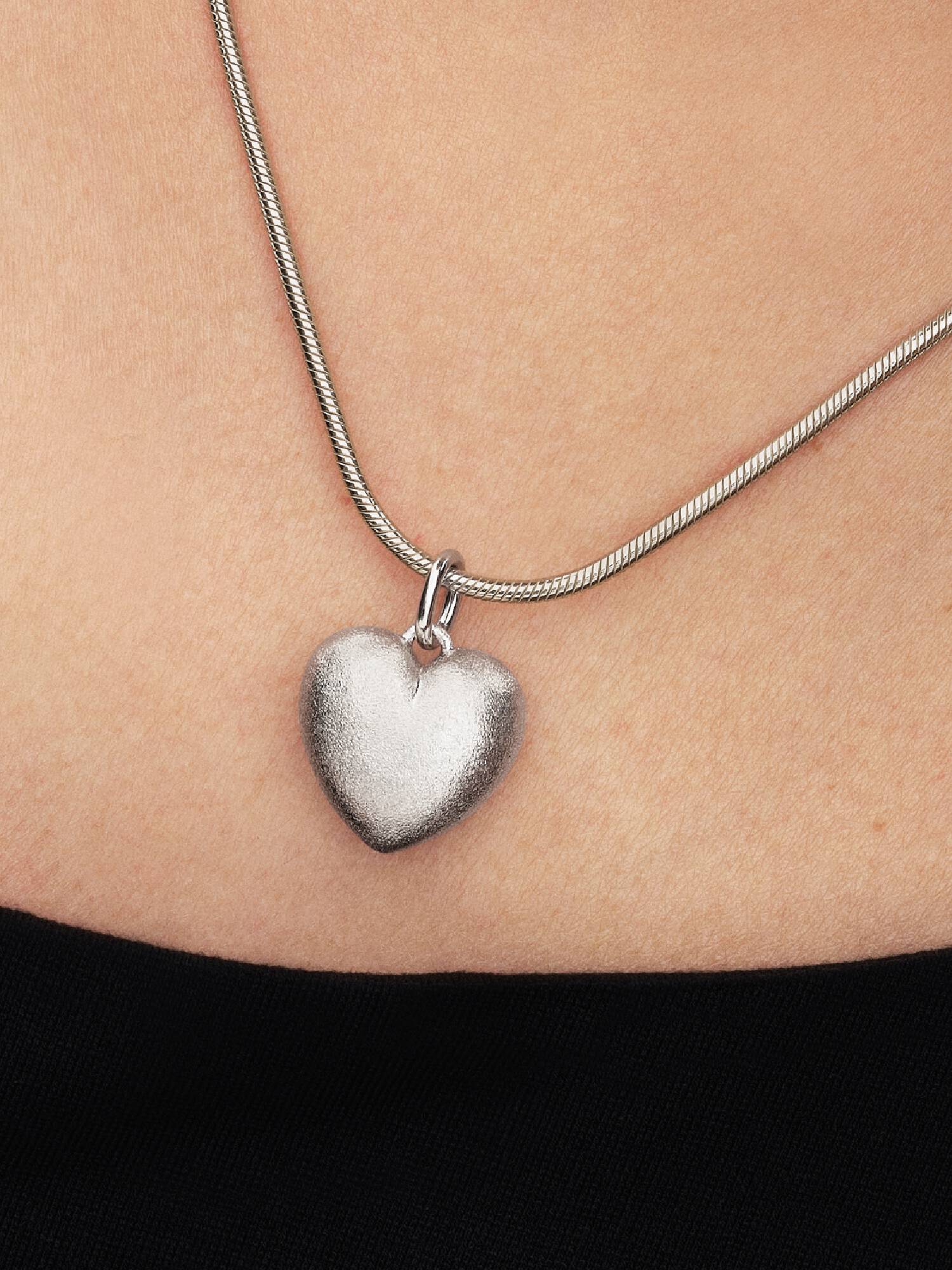 Matt szív függő charm, Platina bevonat 