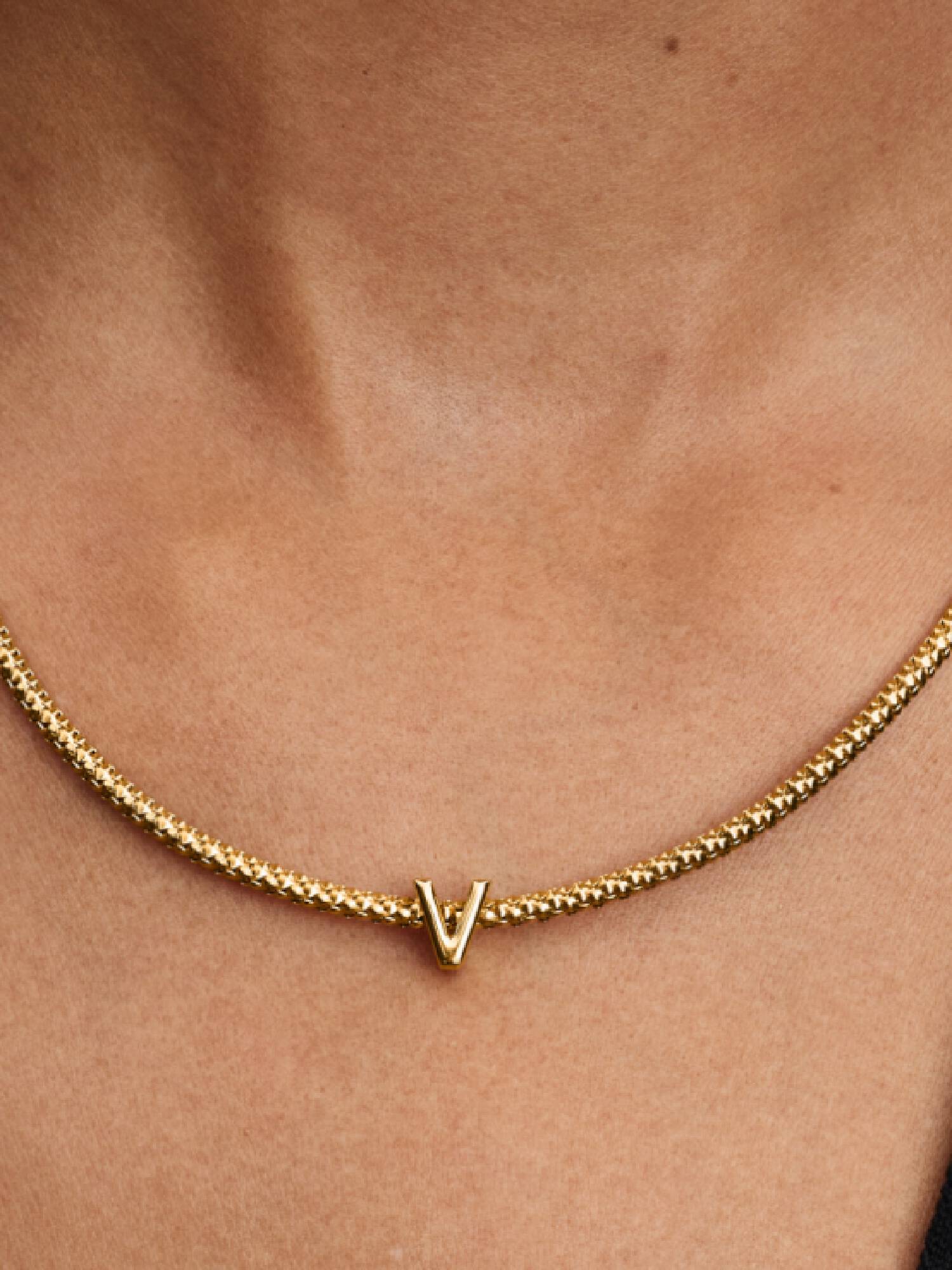 "V" betű charm