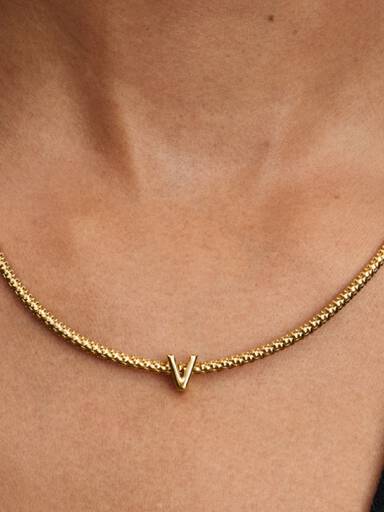 "V" betű charm