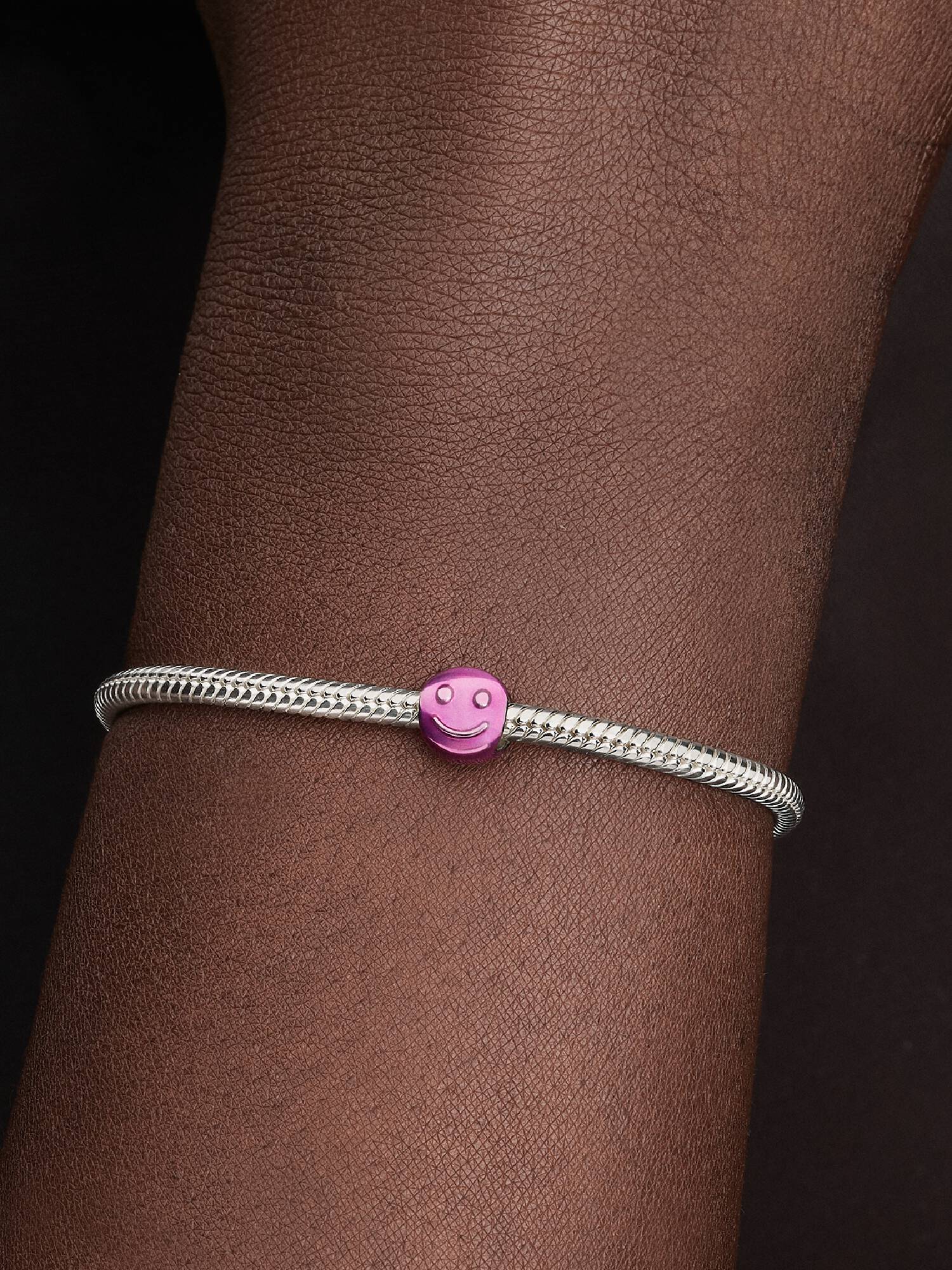 Rózsaszín mosolygó arc mini charm