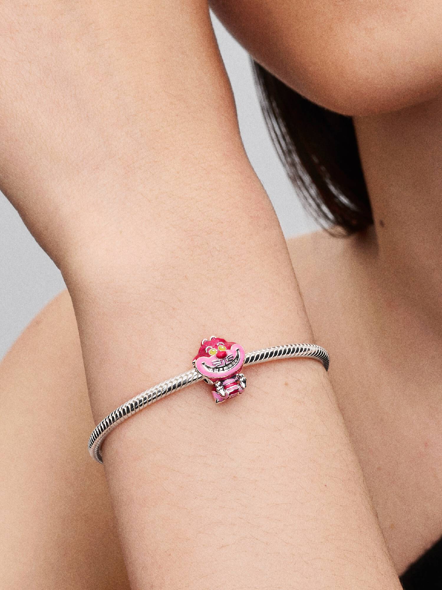 Disney Alice Csodaországban Vigyori úr charm