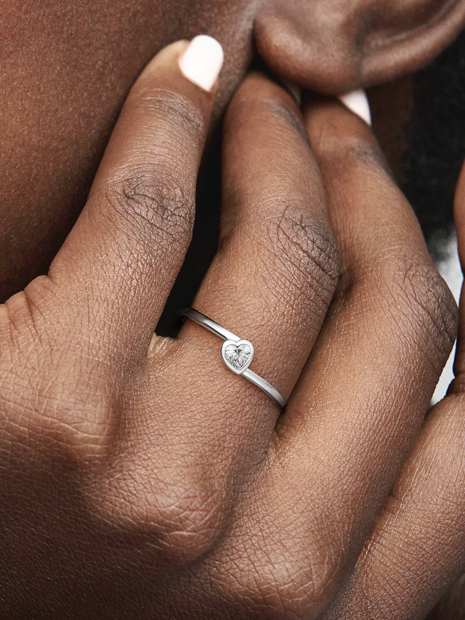 Áttetsző döntött szív szoliter gyűrű