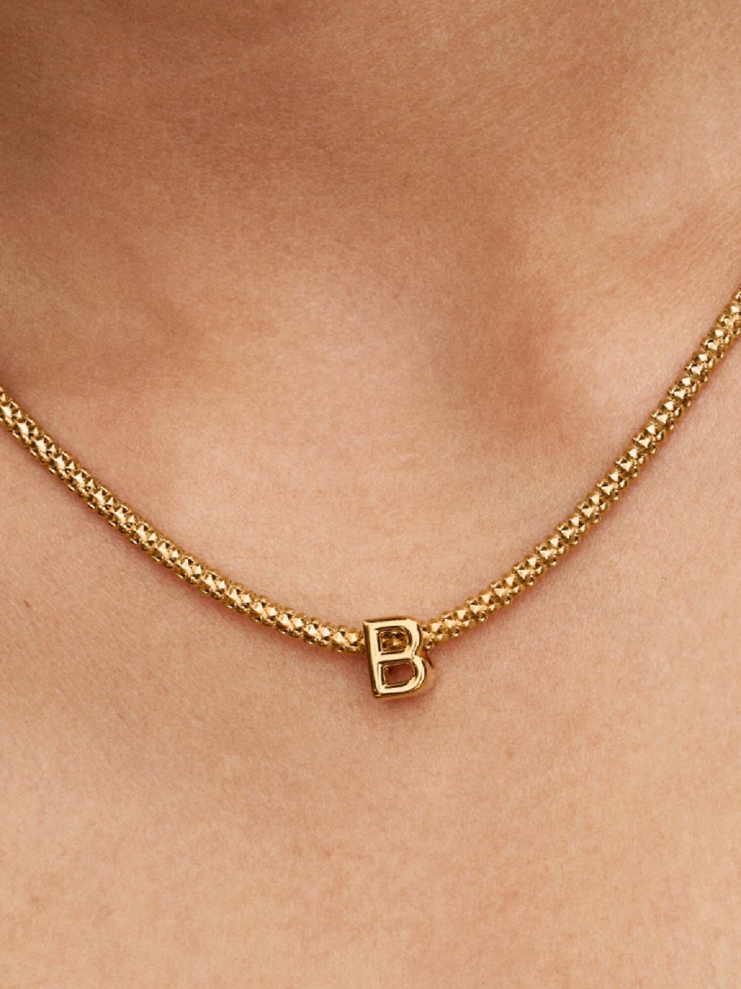 „B” betű charm
