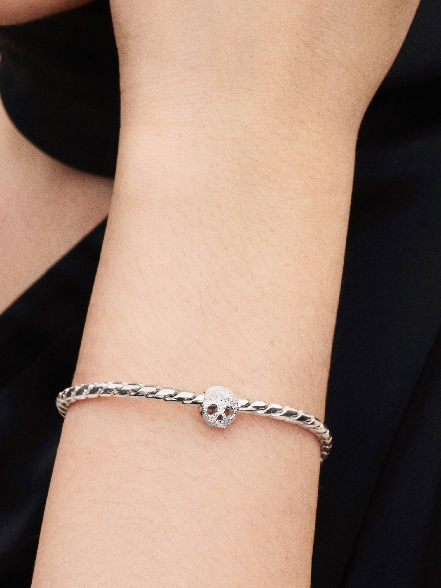 Texturált koponya mini charm